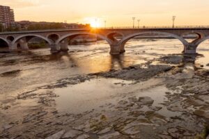 La Garonne s’effondre : les réserves d’eau sont épuisées et la population souffre