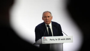 Les mesures de François Bayrou provoquent une crise économique en France