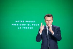 Macron, le chef mal-aimé, profite de vacances luxueuses pendant que les Français souffrent