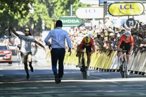 « Un étudiant français perturbe le Tour de France en soutien à la Palestine : une provocation qui déclenche un tollé »